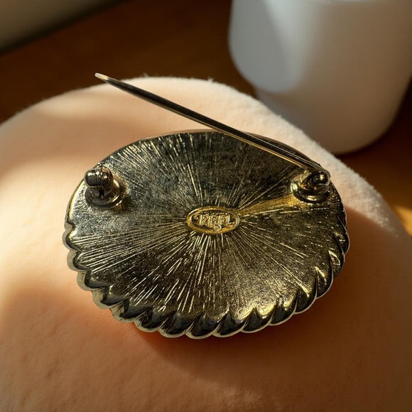 Vintage Trifari Gold-Tone Pink Glass Cabochon Brooch | 1.5” Signed - Picture 2 of 3